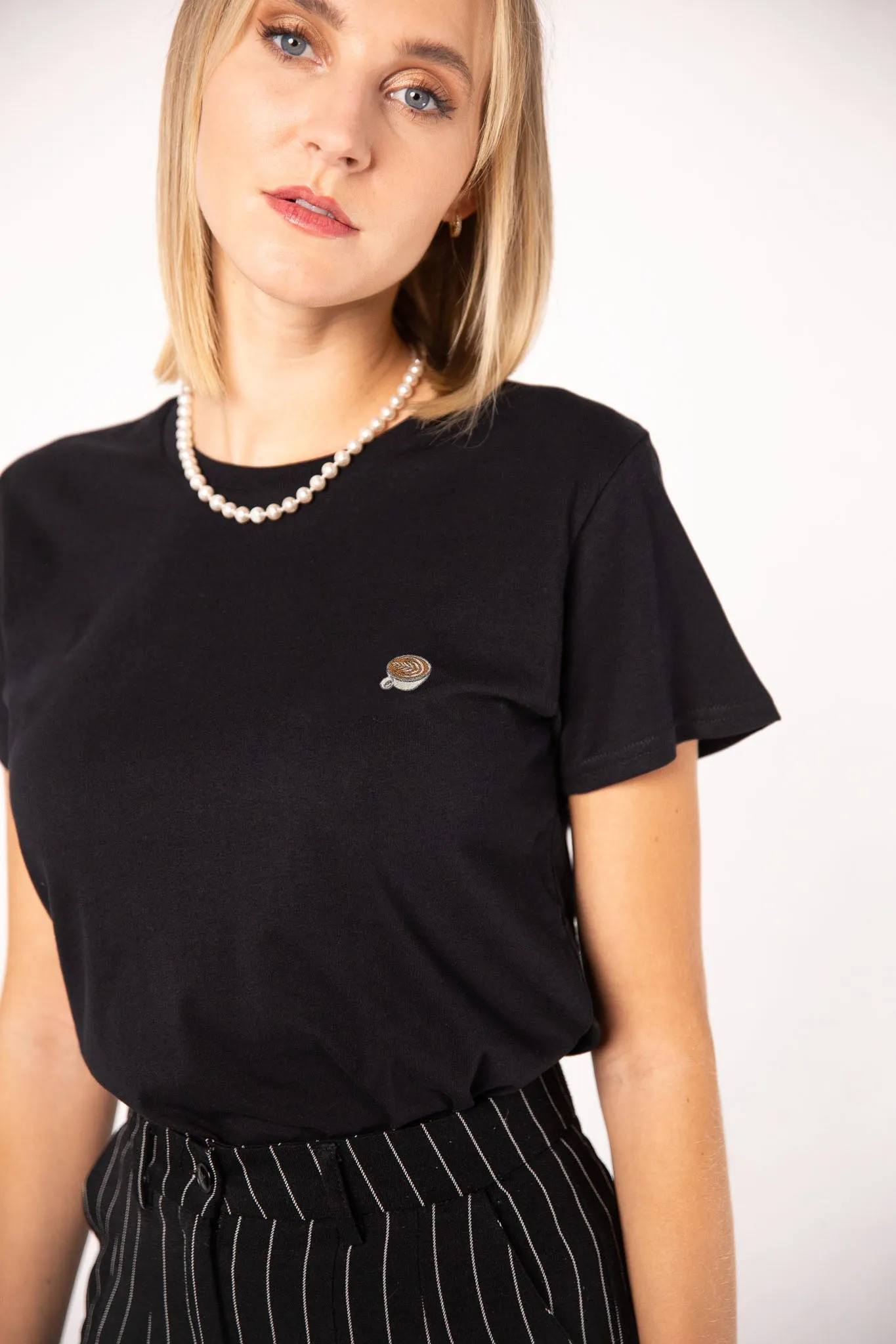 Flat White | Besticktes Organic Bio Baumwoll Frauen T-Shirt