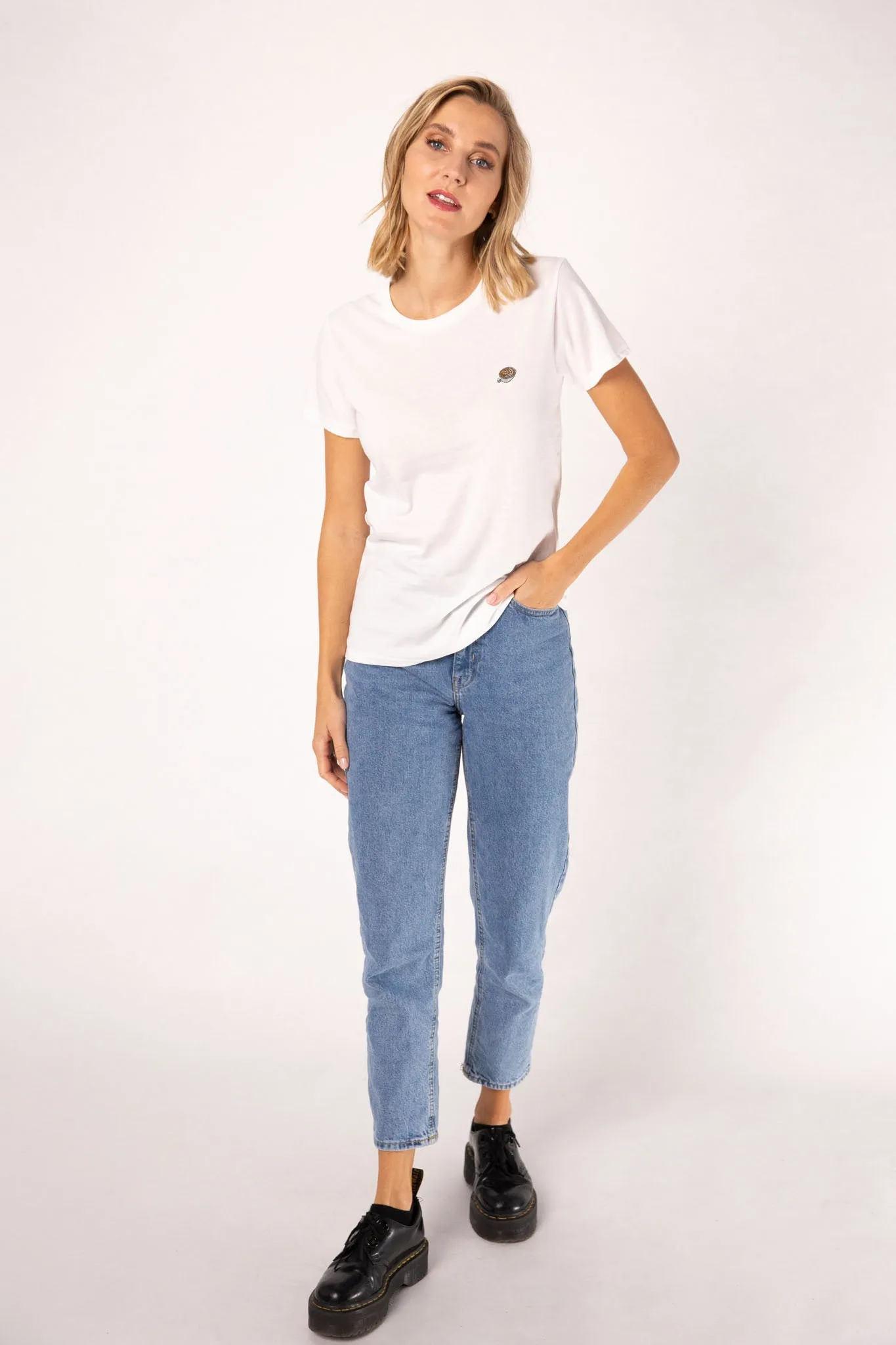 Flat White | Besticktes Organic Bio Baumwoll Frauen T-Shirt